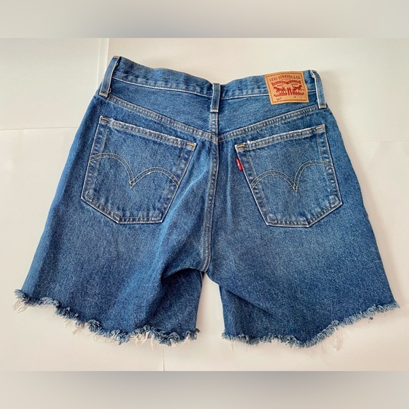 NWOT LEVI’S HIGH-RISE DENIM SHORTS // SIZE 27✨ - Picture 3 of 4